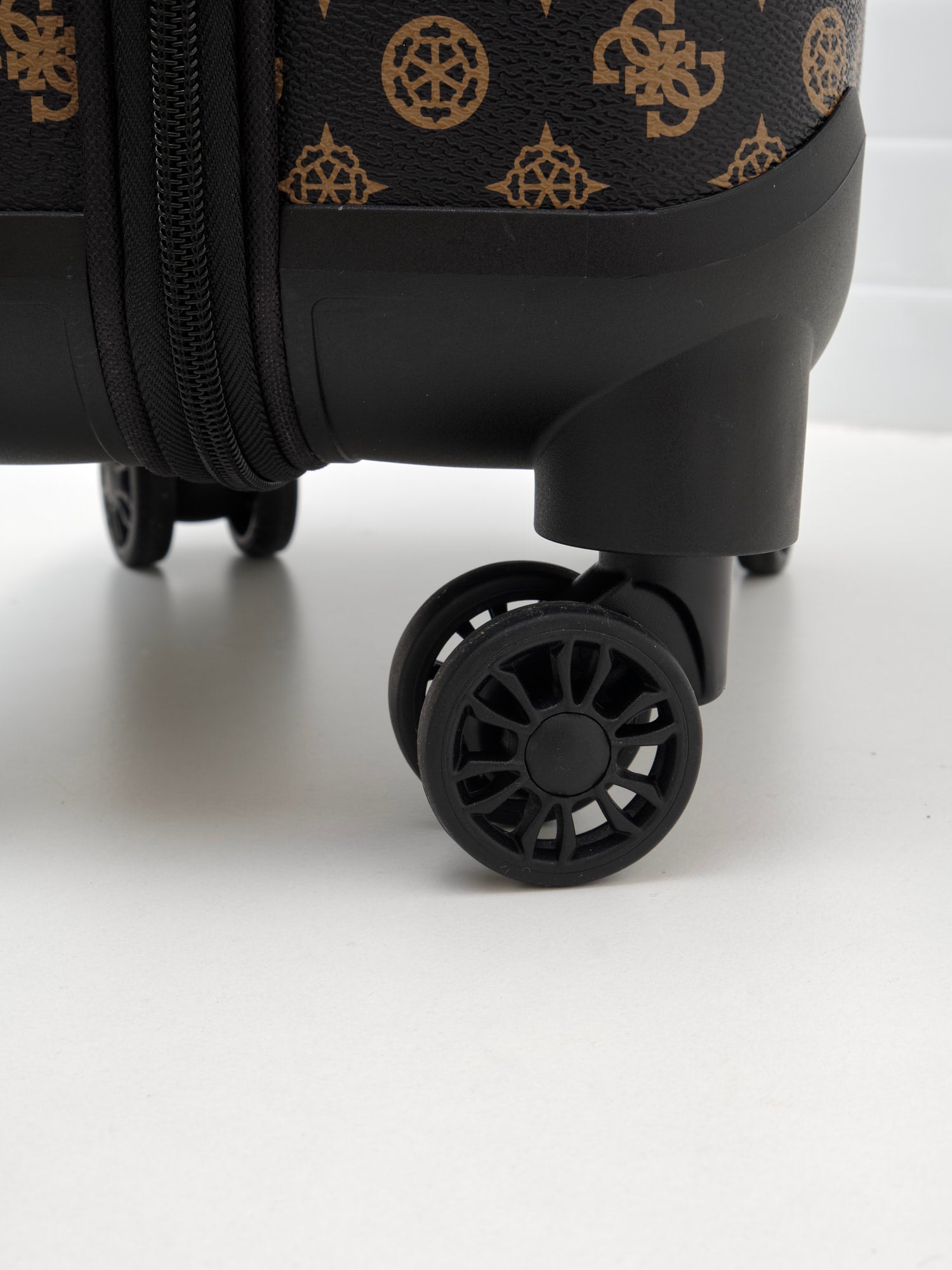 Guess - Trolley Wilder Travel brown logo