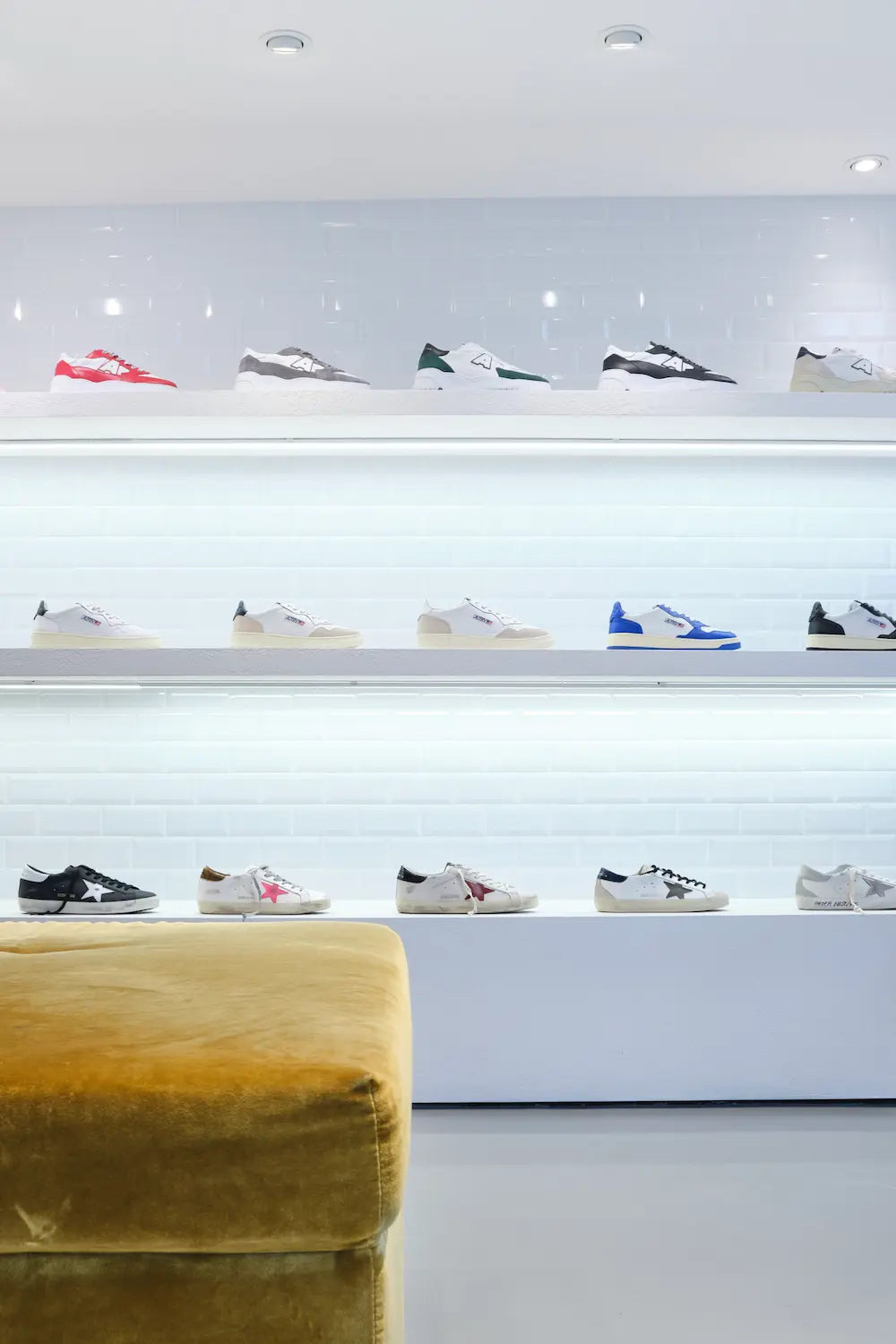 Scaffale sneakers Autry, Golden Goose e American White con puff per prova calzata