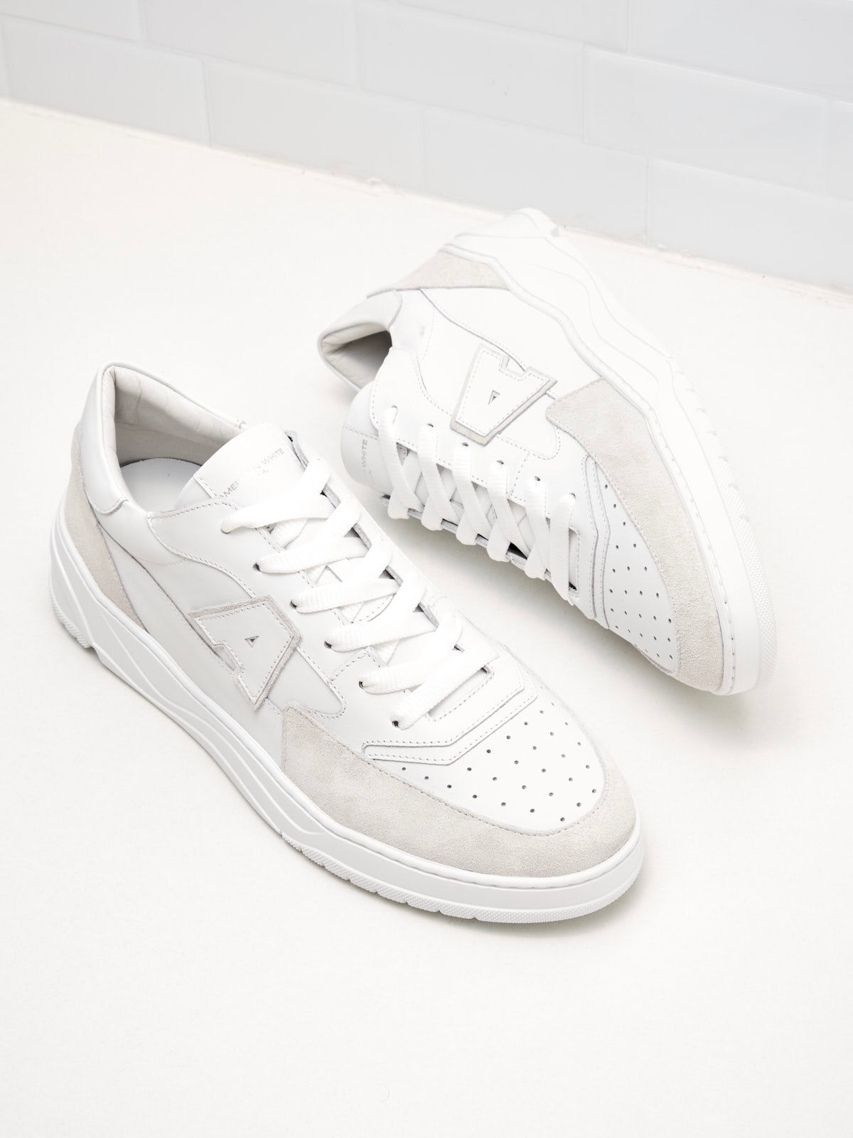 American White - Sneakers Man Emmeuno Logo Explorer total white white sole 