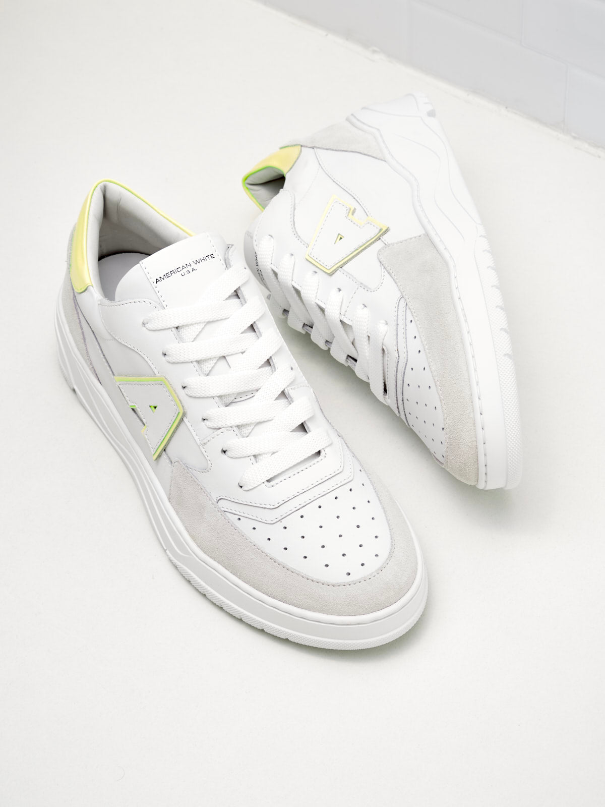 American White - Sneakers Man Emmeuno Logo Explorer white yellow white sole 
