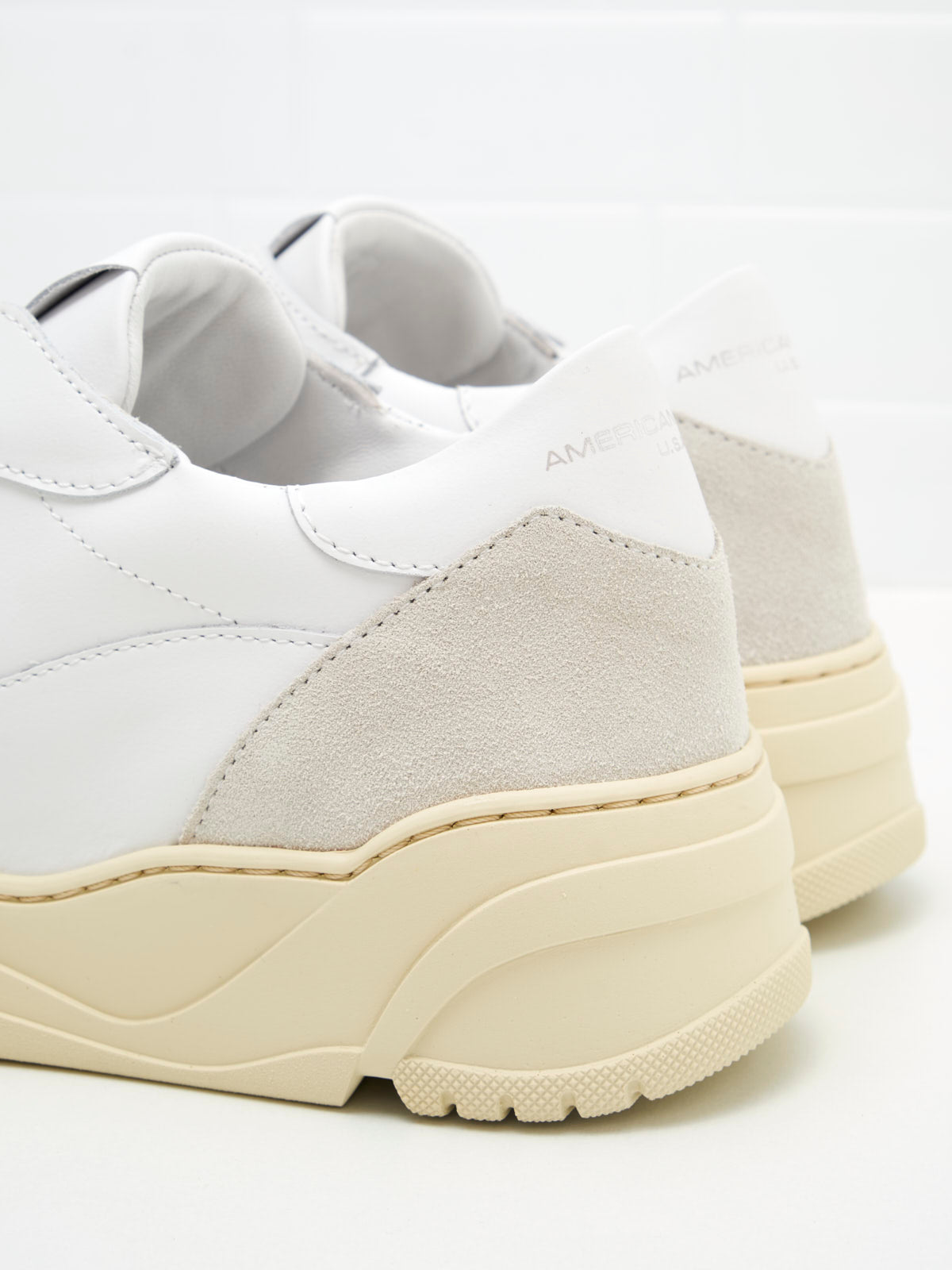 American White - Emmeuno Iconic Explorer Woman white white 