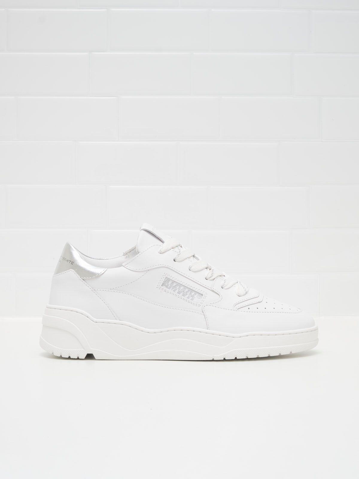 American White Emmeuno Iconic white silver woman