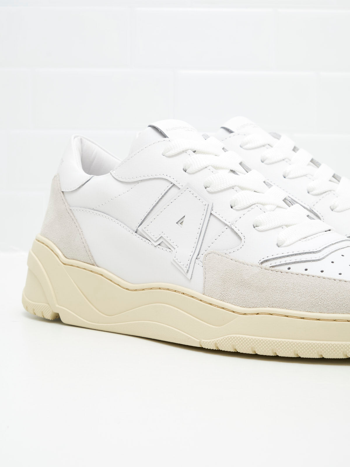 American White - Emmeuno Logo Explorer Woman white white 