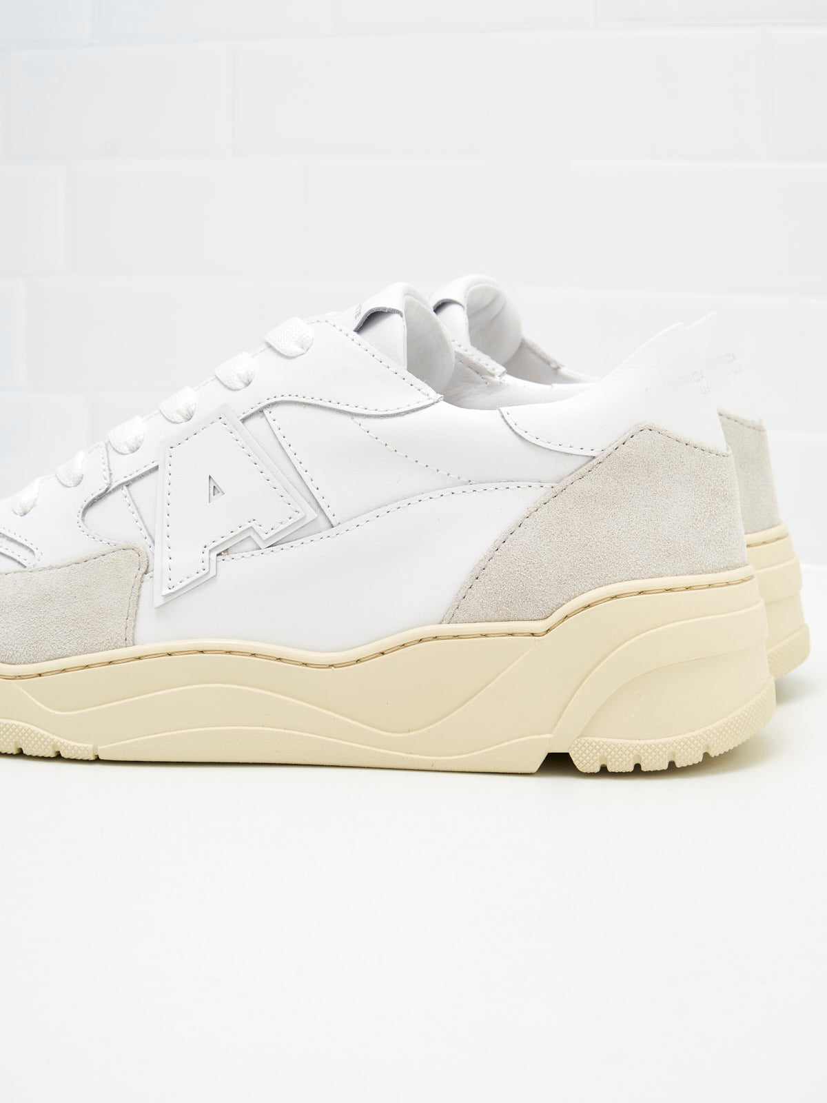 American White - Emmeuno Logo Explorer Woman white white 