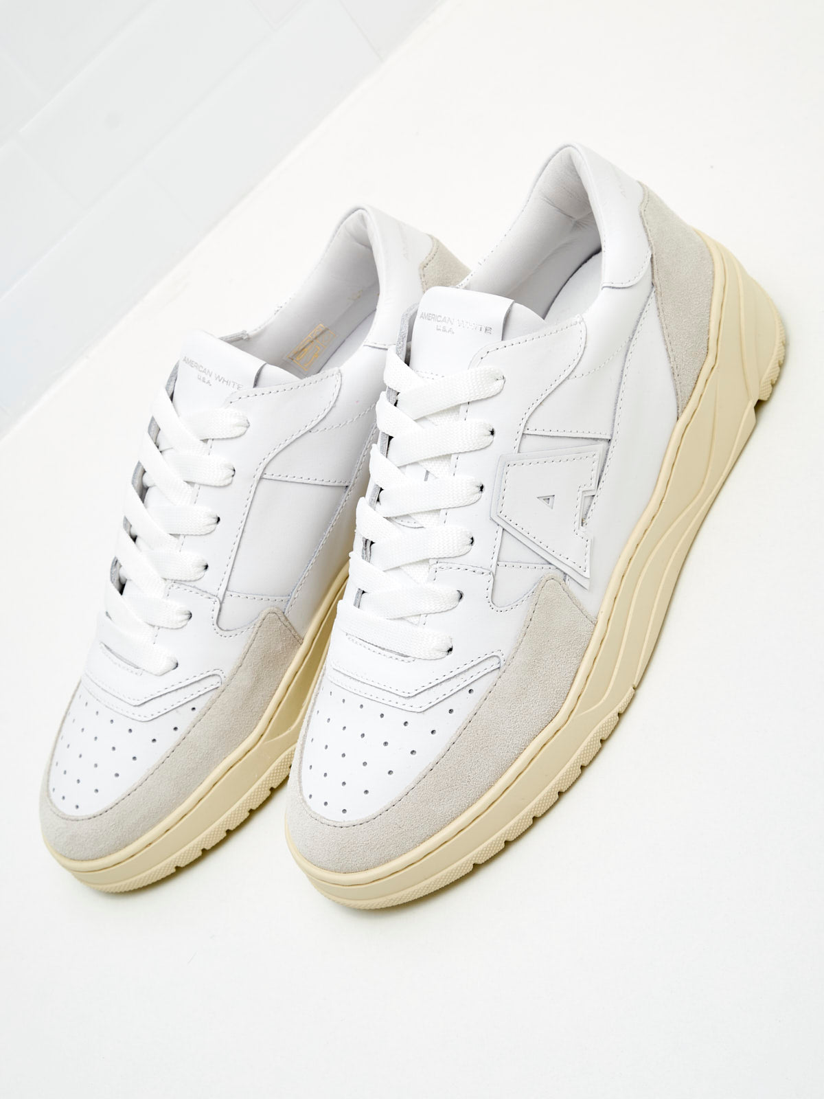 American White - Emmeuno Logo Explorer Woman white white 