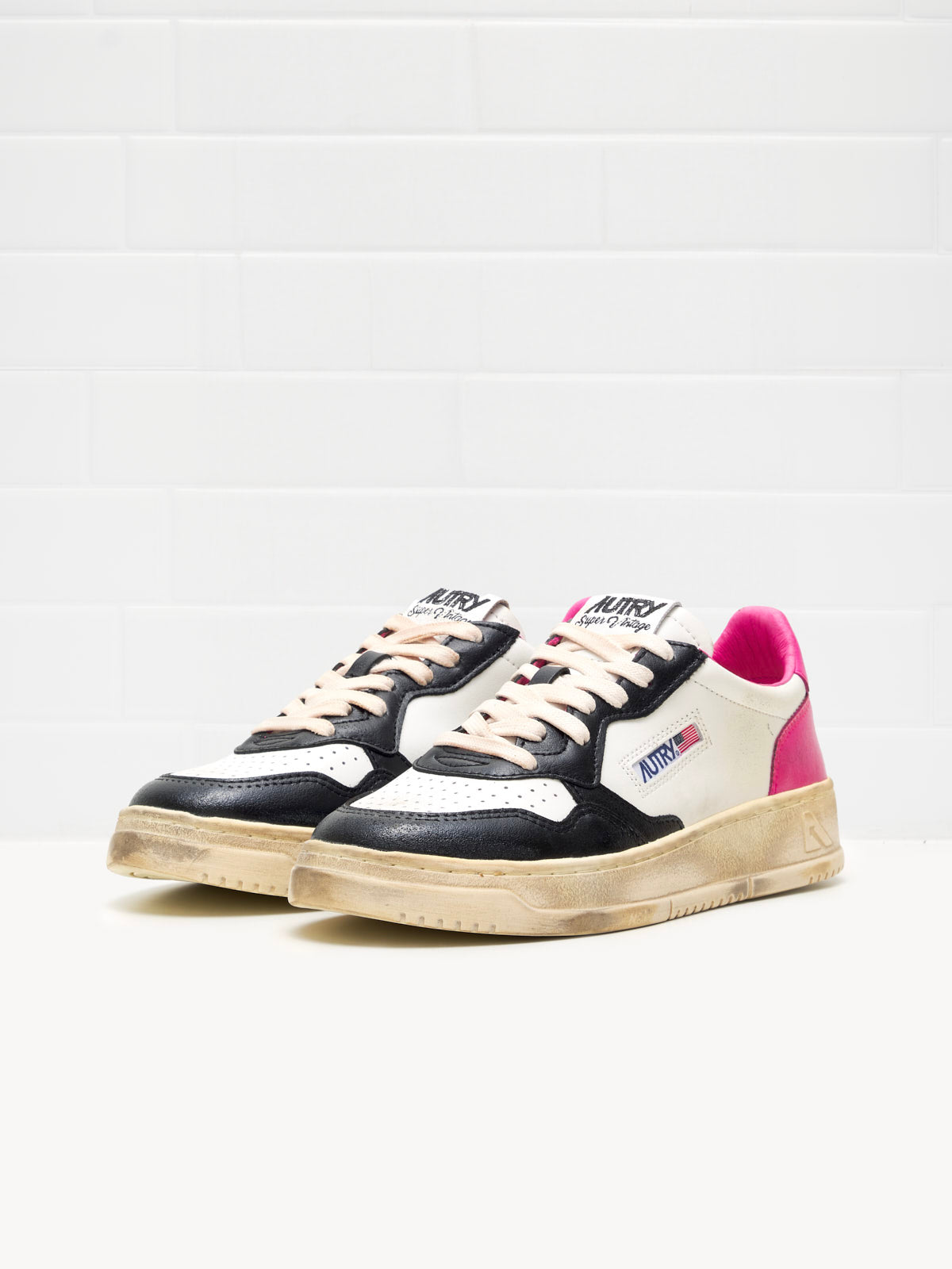 autry - Sneakers Medalist Low Woman white black rasperry vintage 