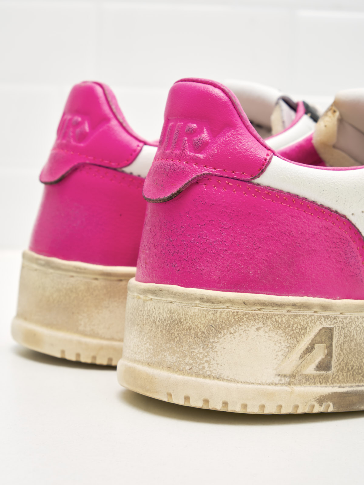 autry - Sneakers Medalist Low Woman white black rasperry vintage 