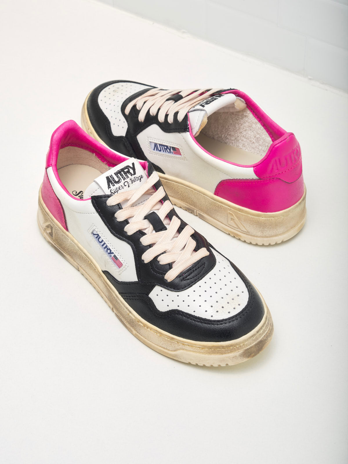 autry - Sneakers Medalist Low Woman white black rasperry vintage 