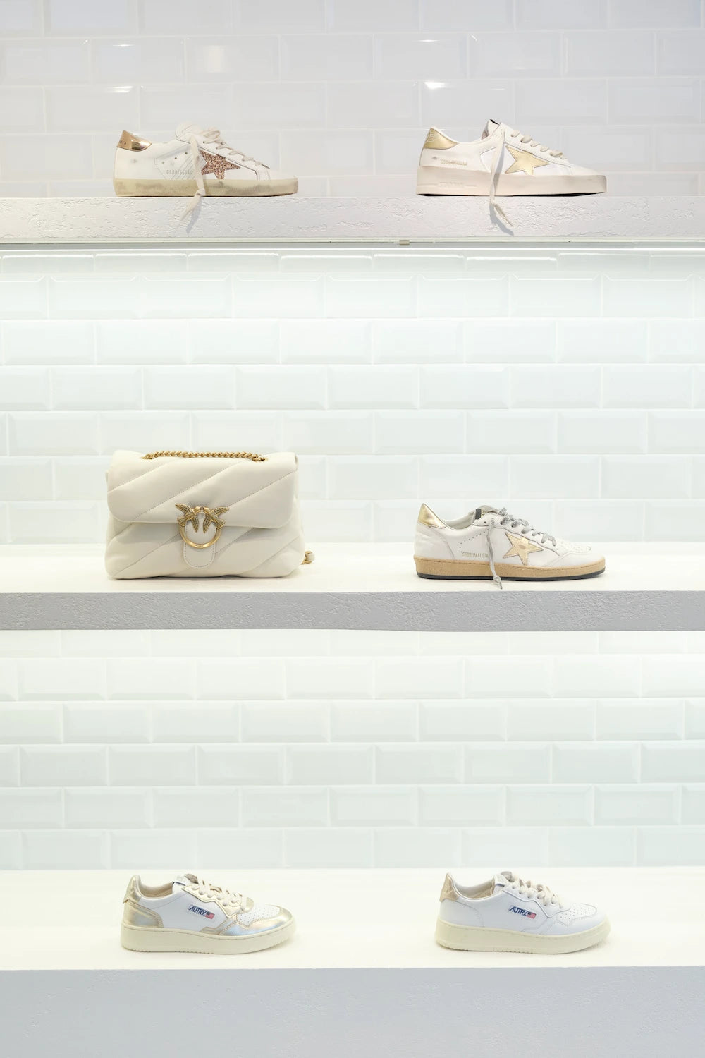 Scaffale sneakers Autry, Golden Goose e borsa Pinko del punto vendita MQ di Jesolo