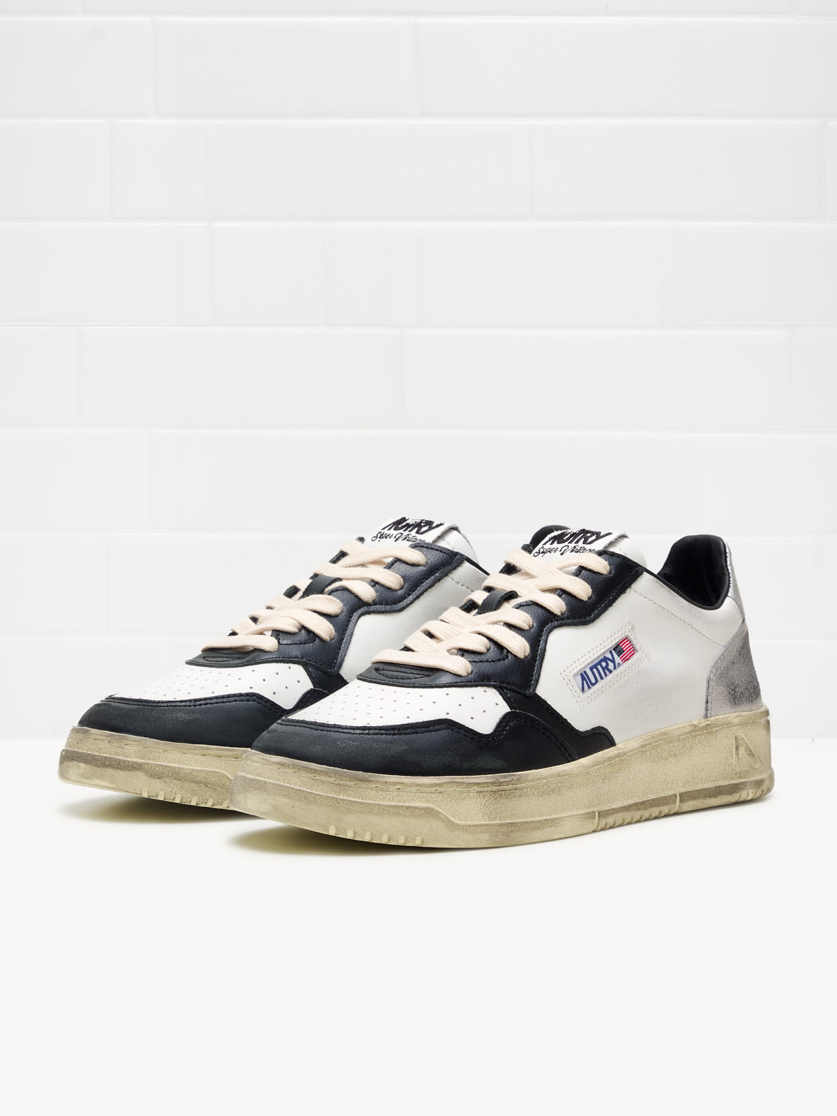 Autry Medalist Medalist Low Man white black silver vintage