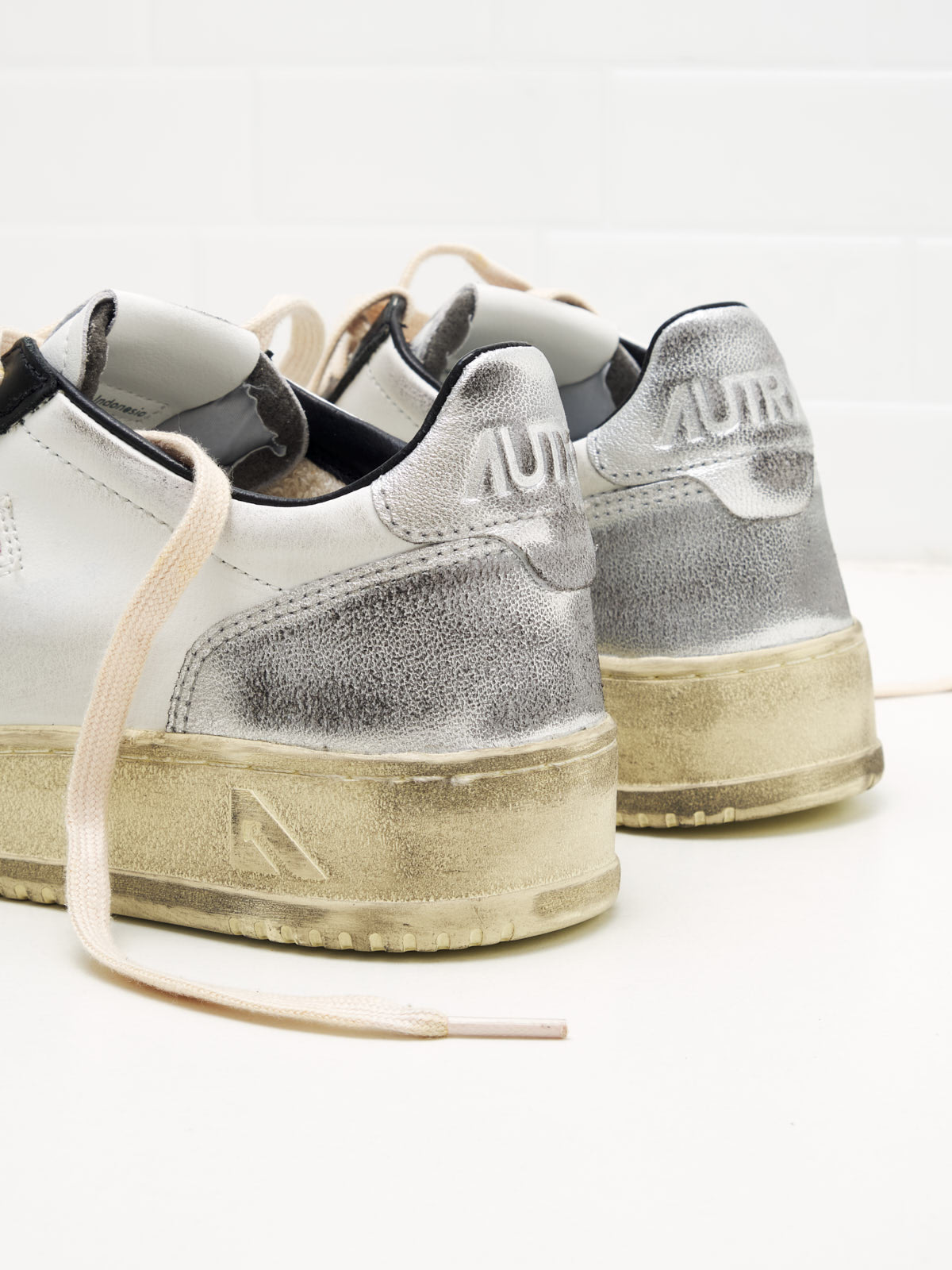 Autry Medalist Medalist Low Man white black silver vintage
