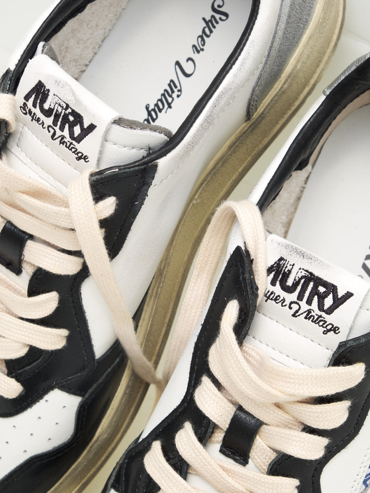 Autry Medalist Medalist Low Man white black silver vintage