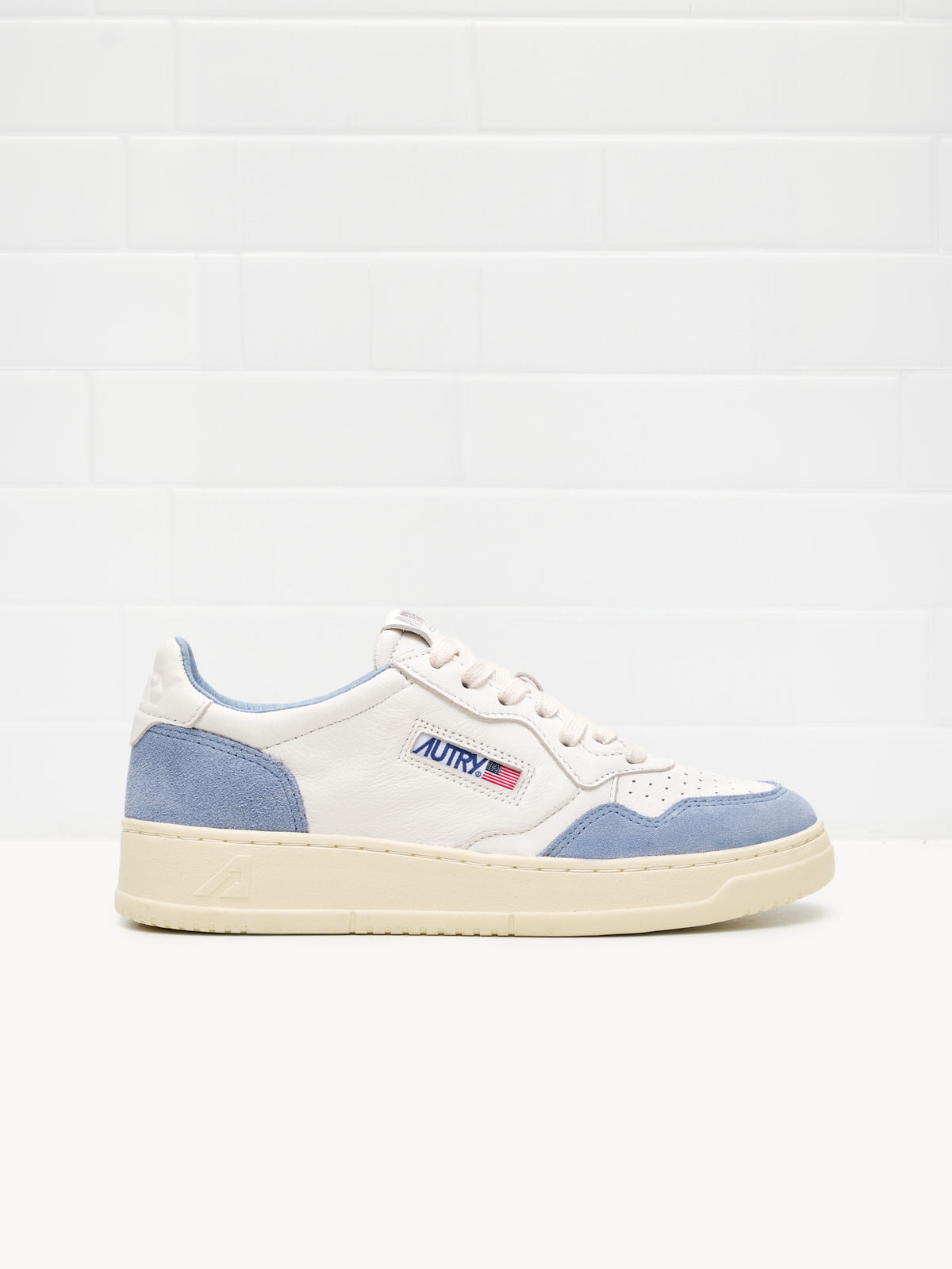 Autry Medalist Woman white suede light blue