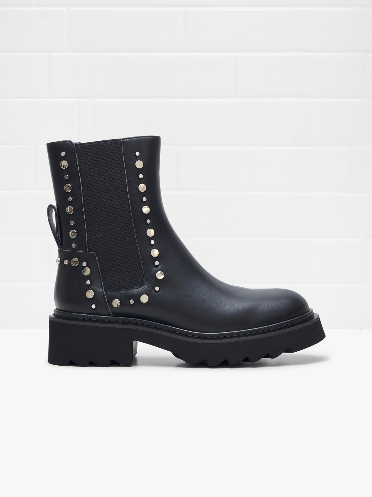 Beatles Woman Shasta Studs black